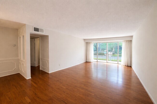 Foto del edificio - 5050 Ambassador Way