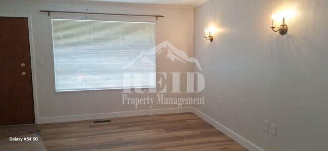 Foto del edificio - East Bremerton Rambler - 3 Bed 1 Bath with Garage and Carport Parking