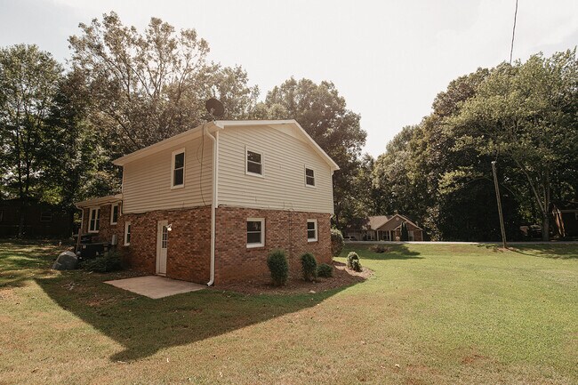 Building Photo - 525 S Jackson Ave