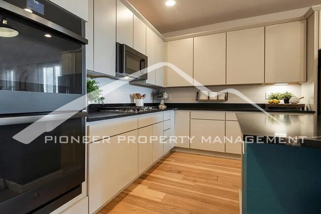 Foto del edificio - Stylish Main-Level Living with Finished Ba...