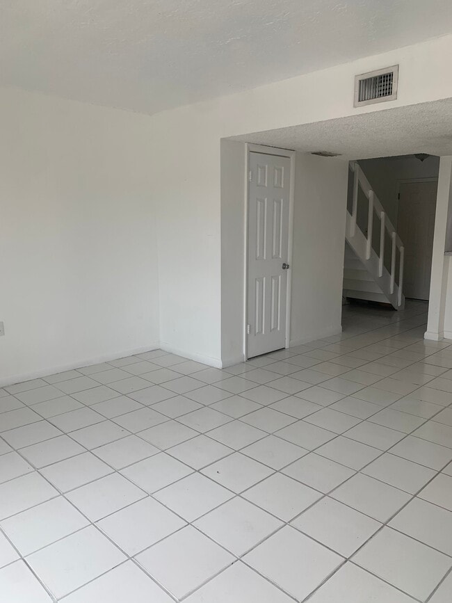Photo - 2261 W 53rd St (Hialeah, FL) Apartment