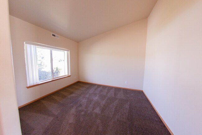 Foto del edificio - Open Floor Plan Home with Large Fenced Yard