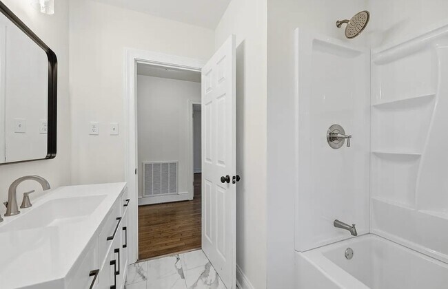 Foto del edificio - 8202 Vaughan Rd