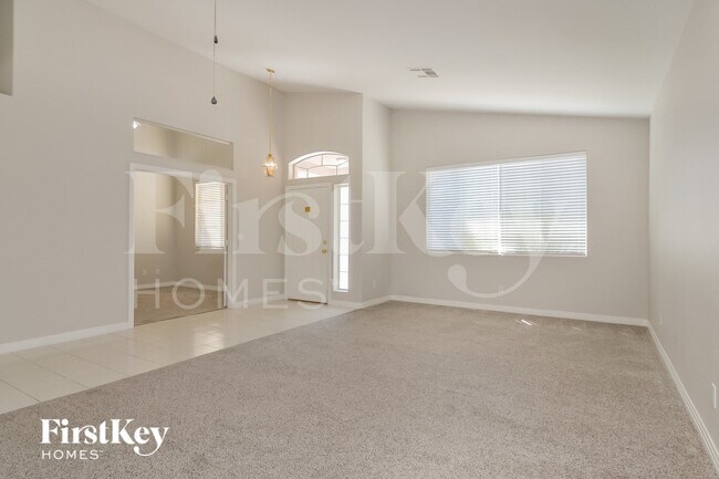 Building Photo - 2534 Farmington Ave