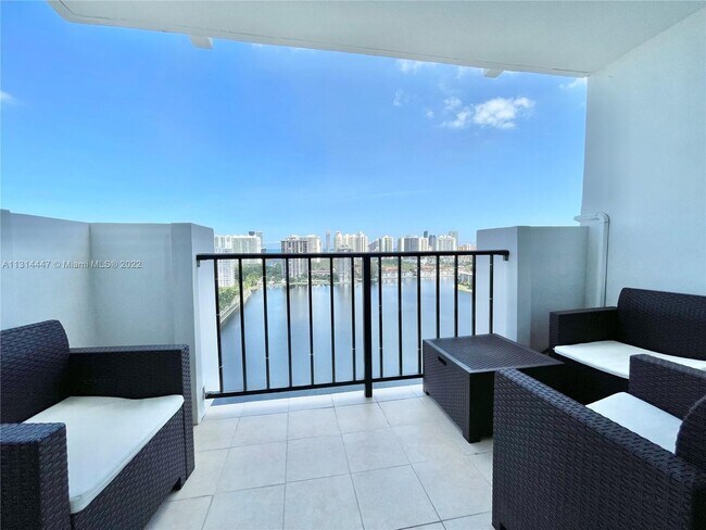 Foto del edificio - 2750 NE 183rd St