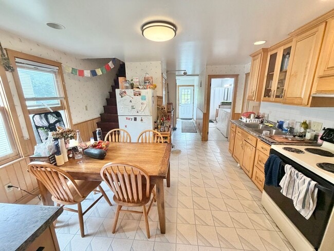 461-463 Colchester Avenue - 461-463 Colchester Avenue Apartment