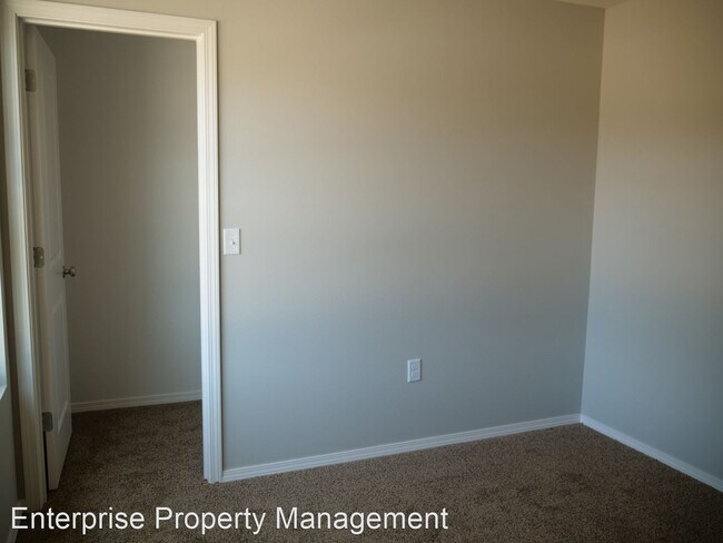 Building Photo - 4 br, 2 bath House - 131 Silver Maples Dr