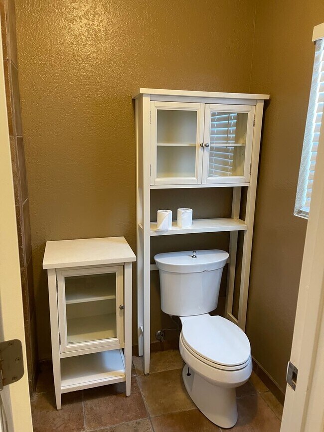 Building Photo - Spacious home in desirable location!