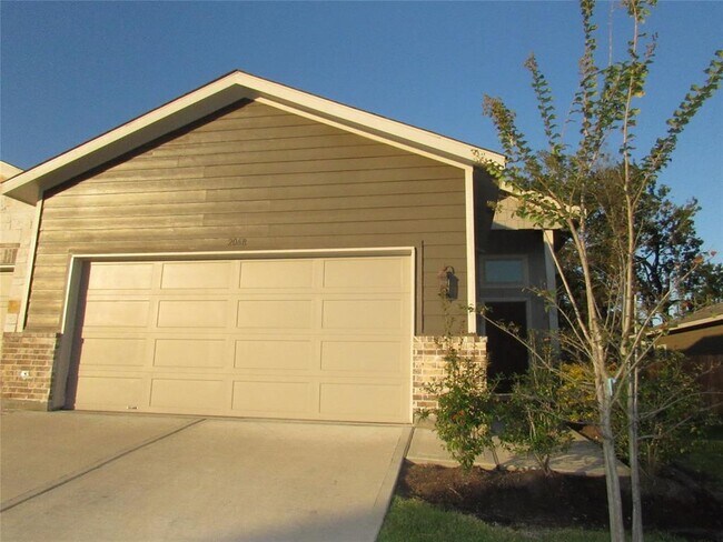 Building Photo - 206 Oakcrest St