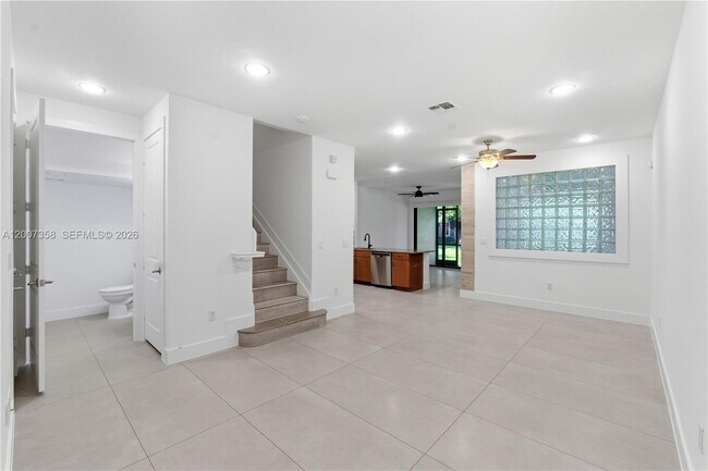 Foto del edificio - 13012 Riverwalk Cir N