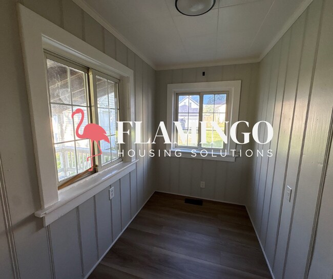 Foto del edificio - Charming 2 Bedroom, 1 Bath Home – Refinished Hardwood Floors, Detached Garage & More!