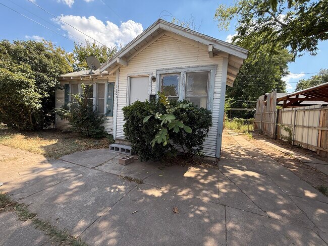 Building Photo - 2107 Ave I