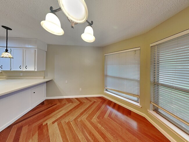 Foto del edificio - 7709 Silveridge Dr