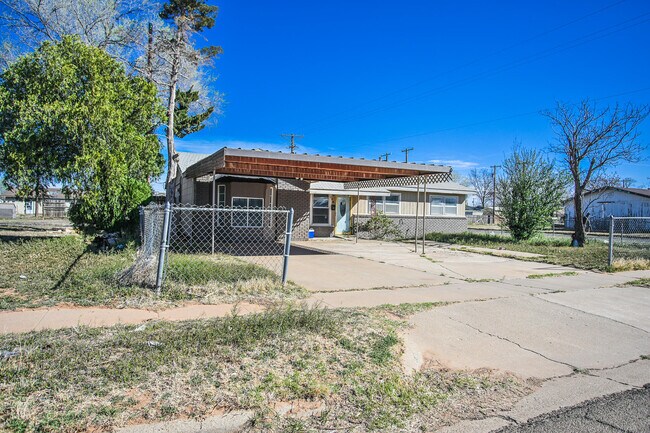 Foto del edificio - 2641 E Baylor St