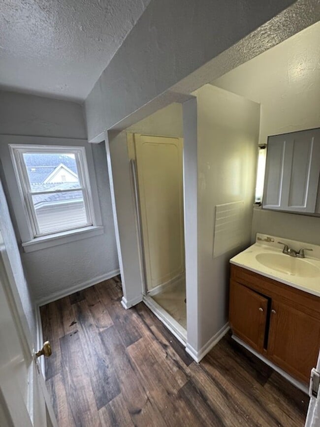 Building Photo - 633 Runnion Ave