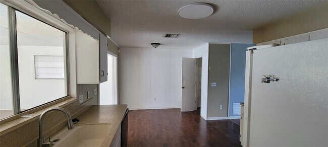 Building Photo - 1425 NE Old Mill Dr