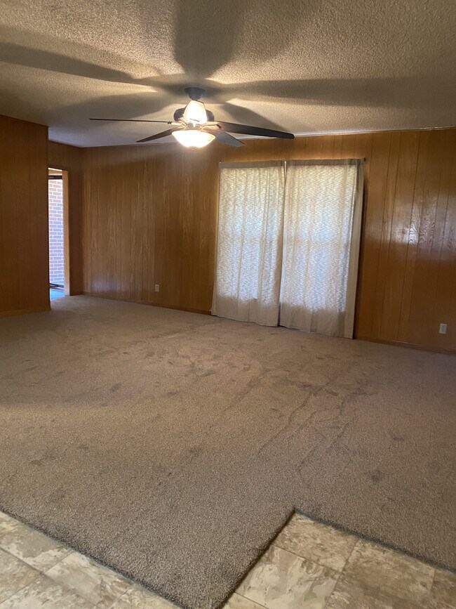 Foto del edificio - 646 N Main St