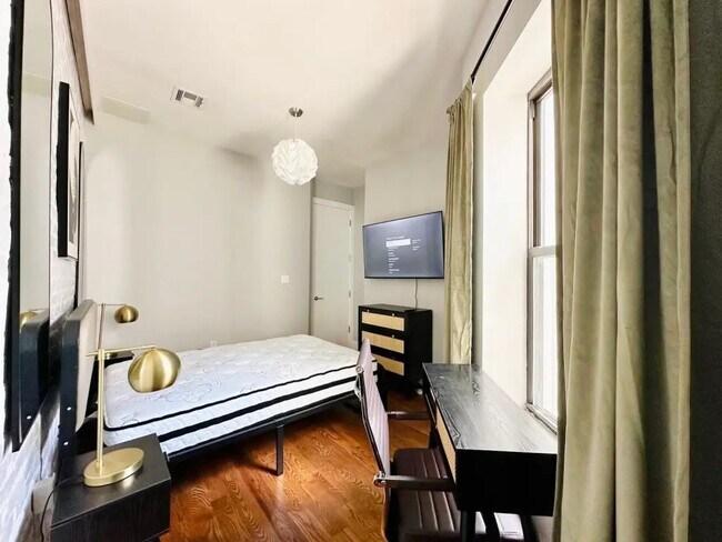 Foto del edificio - Furnished room/NOT APARTMENT