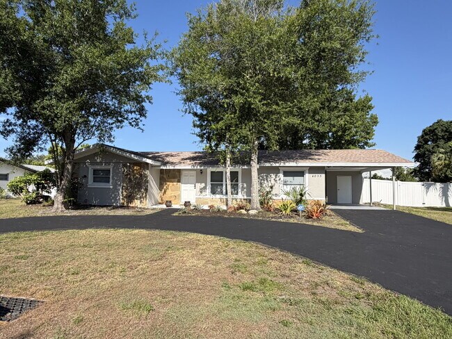 Foto del edificio - "Charming 3-Bedroom Home with Gleaming Hardwood Floors!"