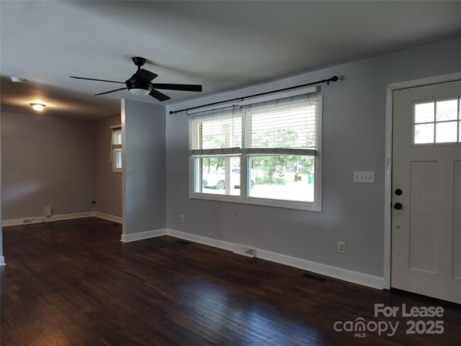 Building Photo - 303 Cedarwood Ln