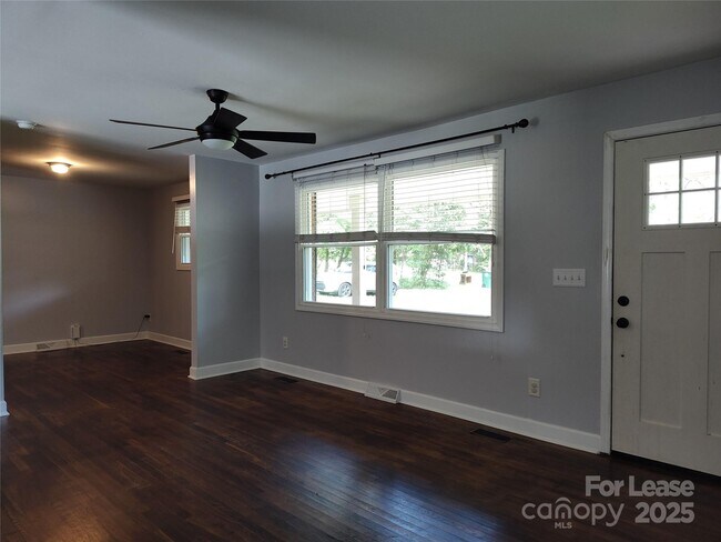 Foto del edificio - 303 Cedarwood Ln