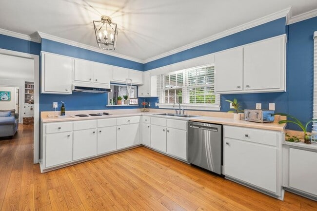 Foto del edificio - Corner lot, all-brick ranch-style home in ...