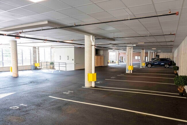 Foto del edificio - 100 E Putnam Ave