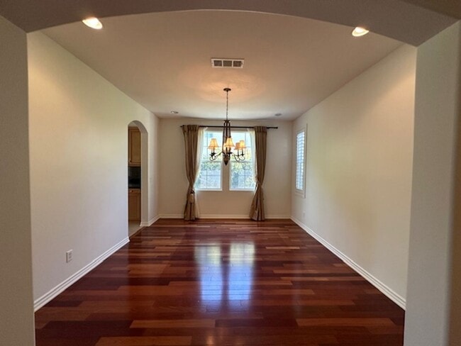 Foto del edificio - Stunning Executive home with loads of cust...