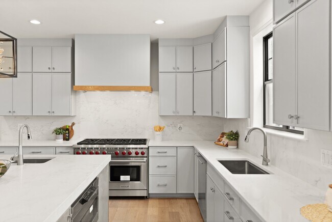 Foto del edificio - 8309 Loring Dr