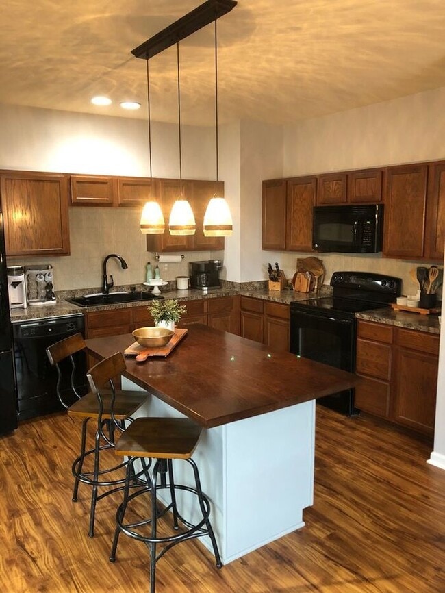 Building Photo - Beautiful 4 Bedroom End Row Townhome in Ir...