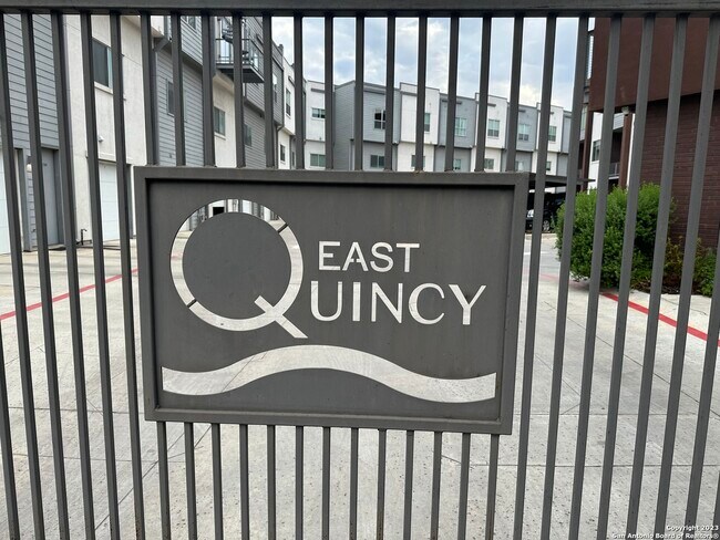 Foto del edificio - 1130 E Quincy St