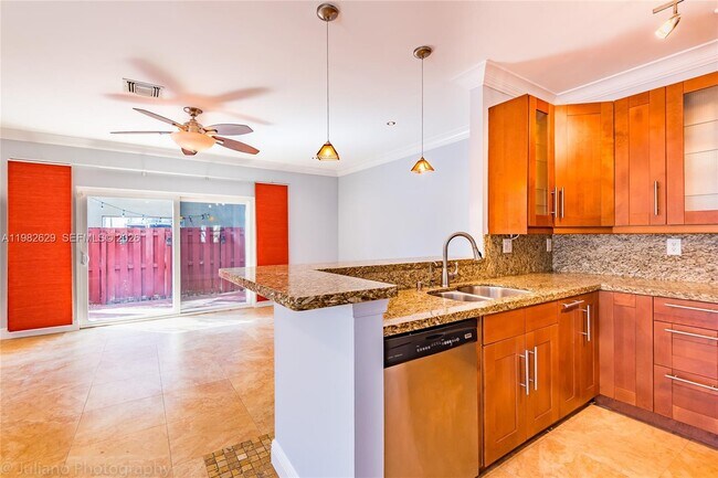 Foto del edificio - 16061 Emerald Cove Rd