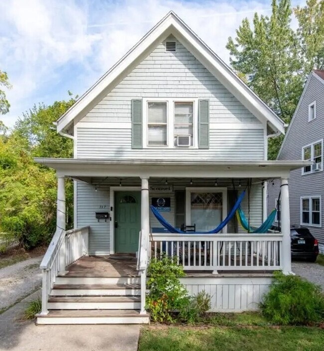 Building Photo - 717 Dewey Ave