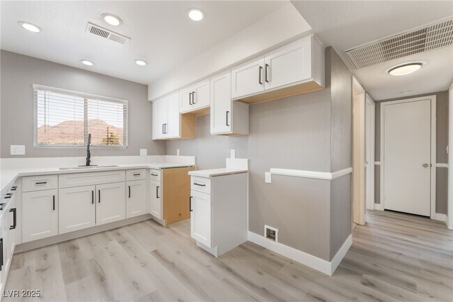 Foto del edificio - 5689 E Lake Mead Blvd