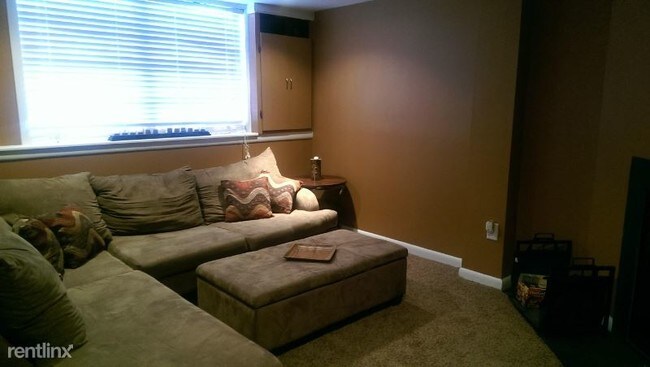 Building Photo - 3 br, 1.5 bath Townhome - 8924 Trimble Way