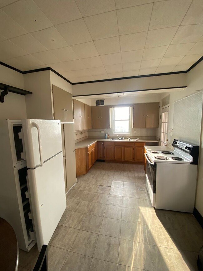 Building Photo - 3 br, 1 bath House - 718 1/2  EAST END AVENUE