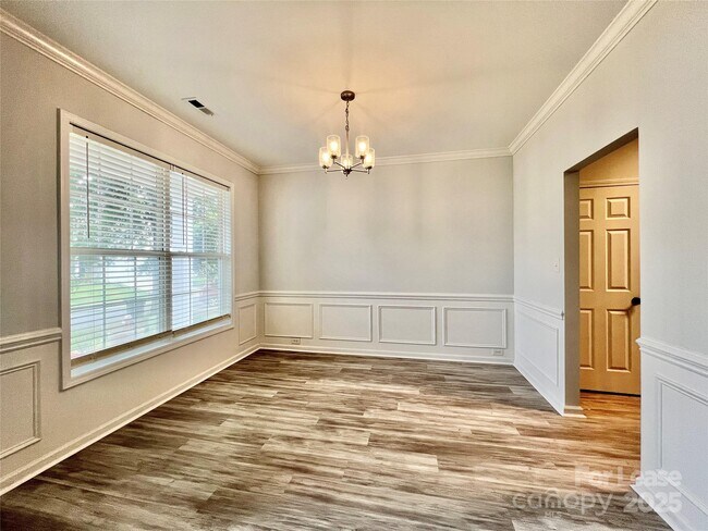 Foto del edificio - 5717 Lindley Crescent Dr