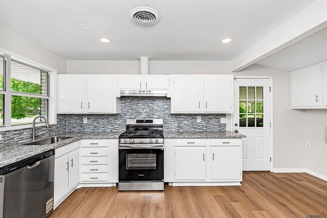Building Photo - 8131 Sholar Dr