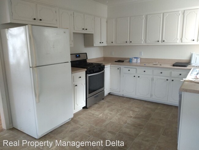 Building Photo - 3 br, 1 bath House - 1509 W. Center Ave.