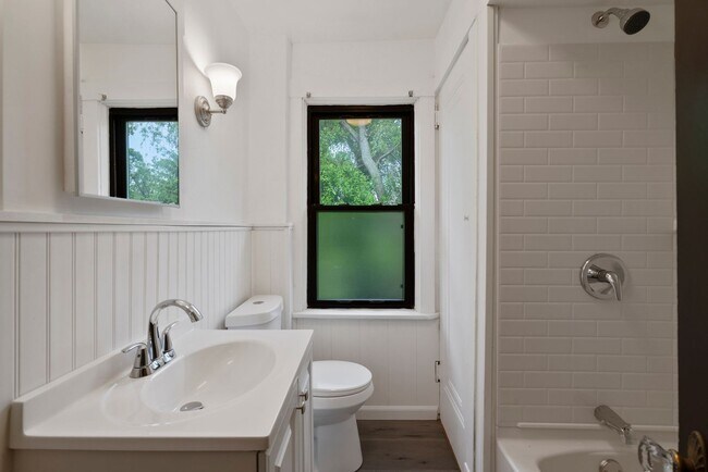 Foto del edificio - 3 bed 1 bathroom - central air, outdoor sp...