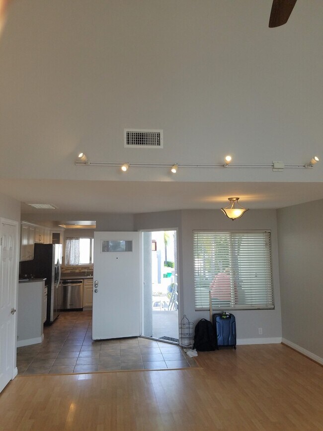 Foto del edificio - Gorgeous 2 bed 2 bath nestled in heart of Mission Viejo