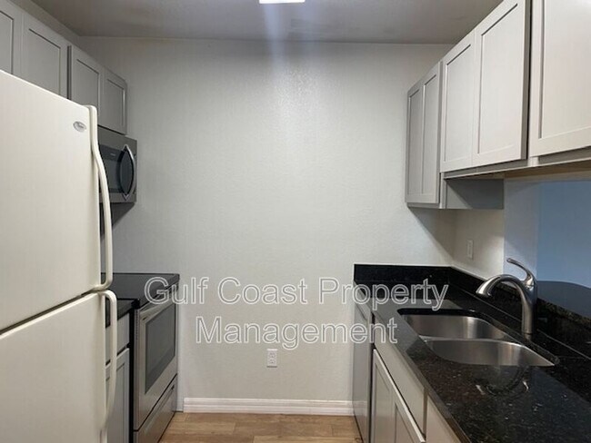Foto del edificio - 4028 Crockers Lake Blvd