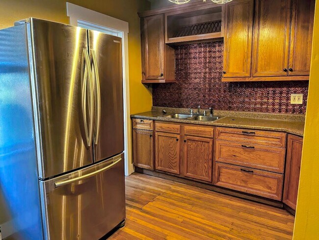 Building Photo - Move-in Special: FIRST MONTH’S RENT FREE!!...