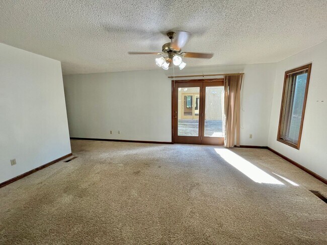 Foto del edificio - Large 3 bed / 2 bath Available Now!