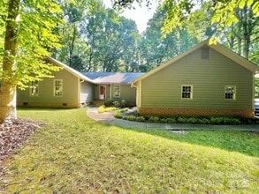 Building Photo - 911 Reverdy Ln