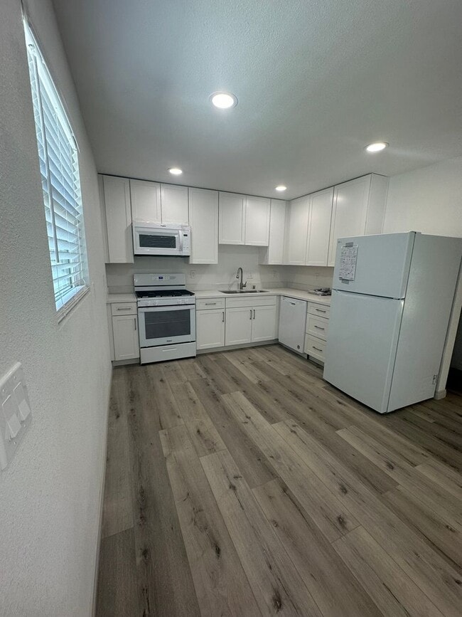 Building Photo - 202-204 Calla Avenue