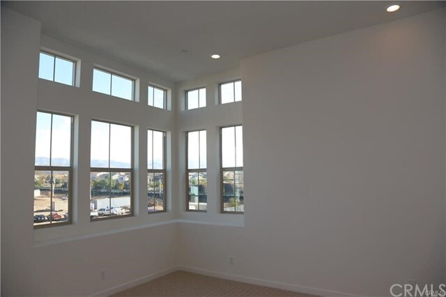 Building Photo - 142 Paramount