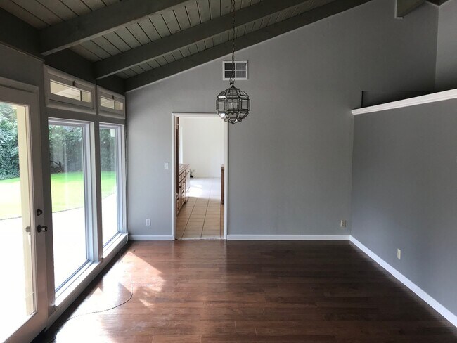 Building Photo - Charming 4 bed 2 bath single story rancher...