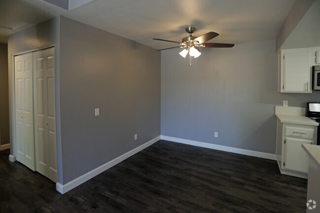 1 HAB, 1 BA Renovado-Comedor - Acacia Park Apartments