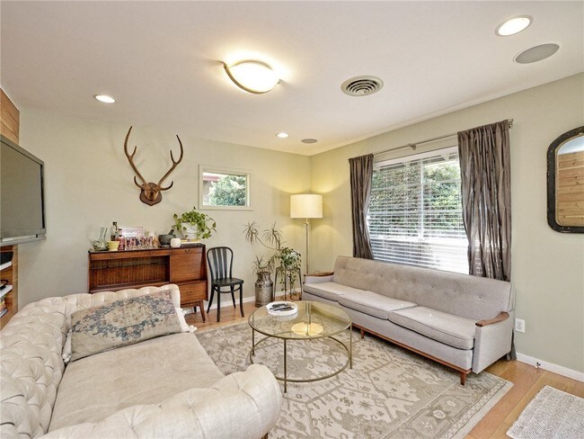 Building Photo - 6904 Twin Crest Dr